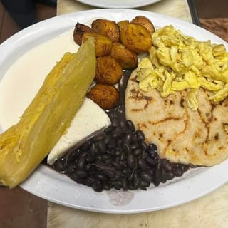 Típico Salvadoreño (Typical Salvadoran Platter)