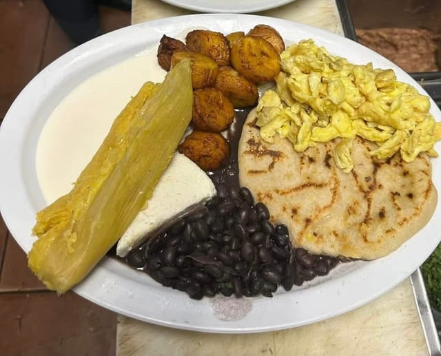 Típico Salvadoreño (Typical Salvadoran Platter).