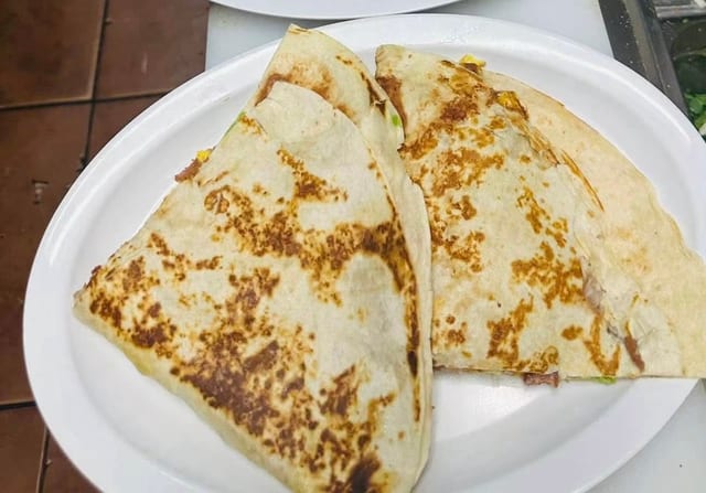 Baleadas de Pollo, Res o Chorizo (Chicken, Beef, or Sausage Baleadas).